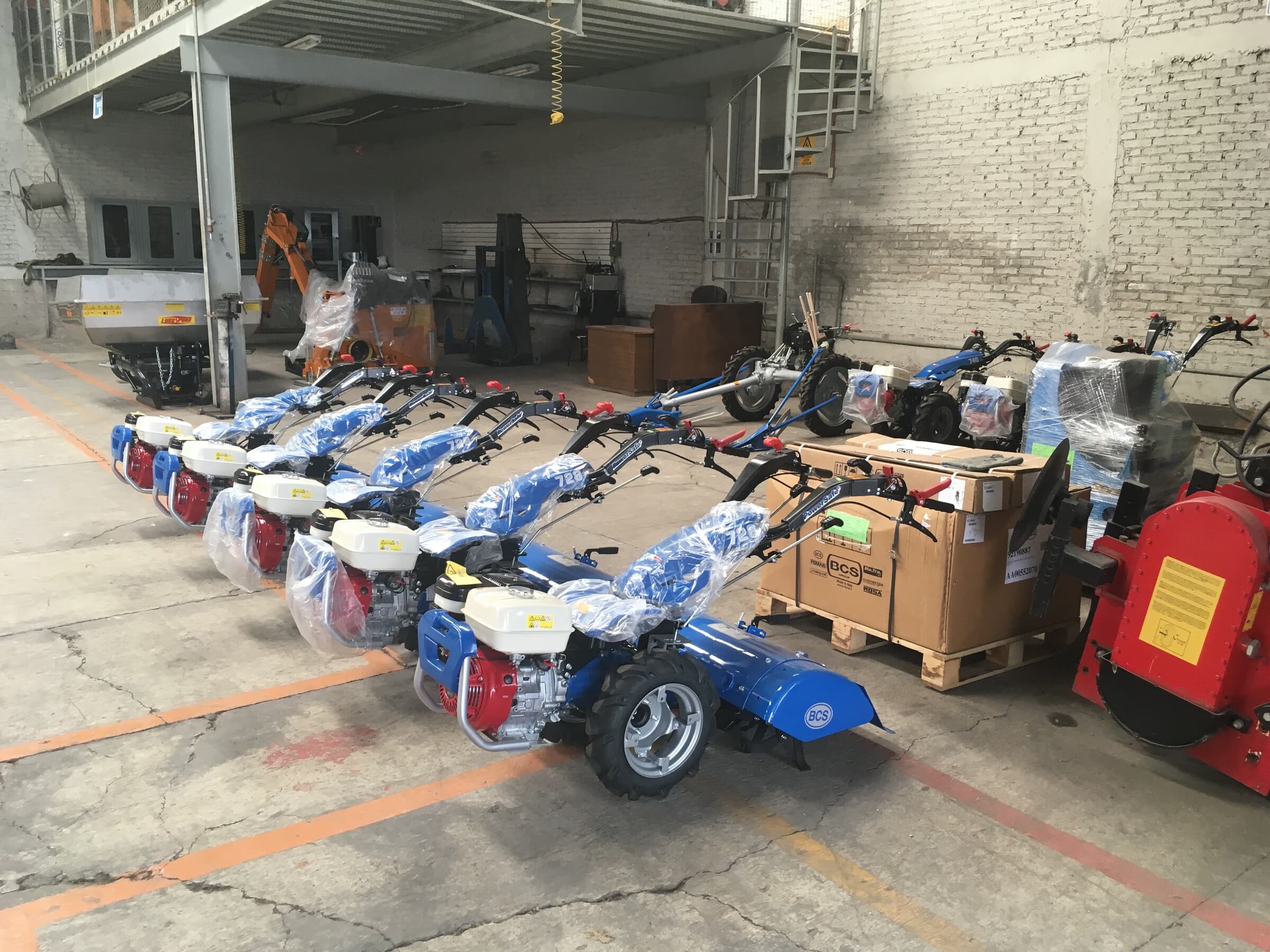 Llegada de motocultores BCS a bodega