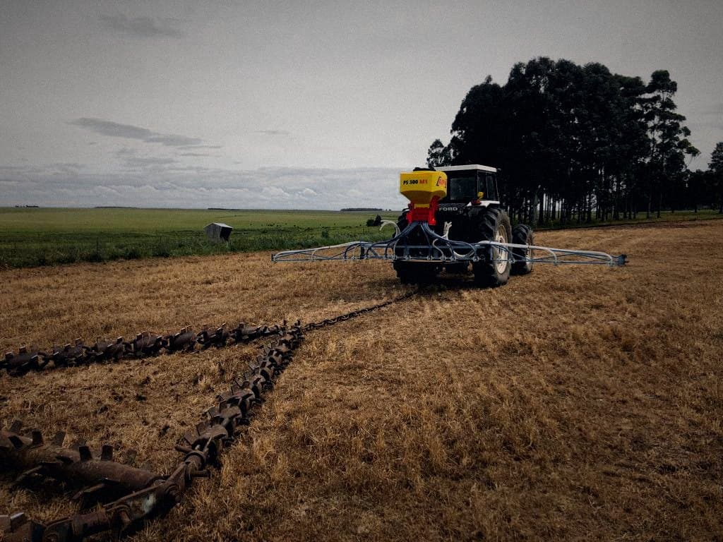 Sembradora APV PS 300 M1 sobre tractor Ford con barras de distribucion, foto de operacion real de cliente