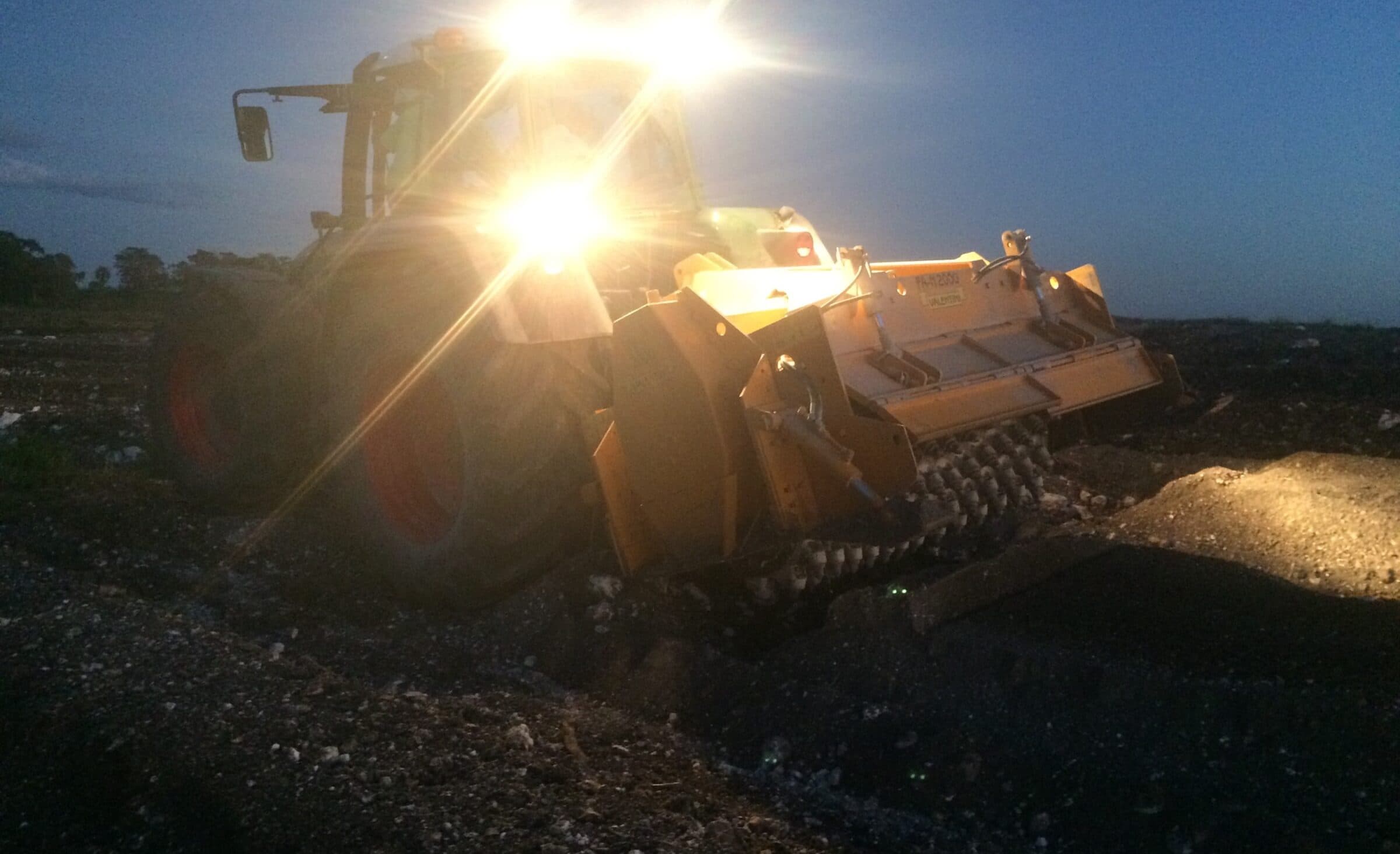 Tractor con trituradora Valentini ATTILA FA-N 2000 trabajando de noche con los faros encendidos