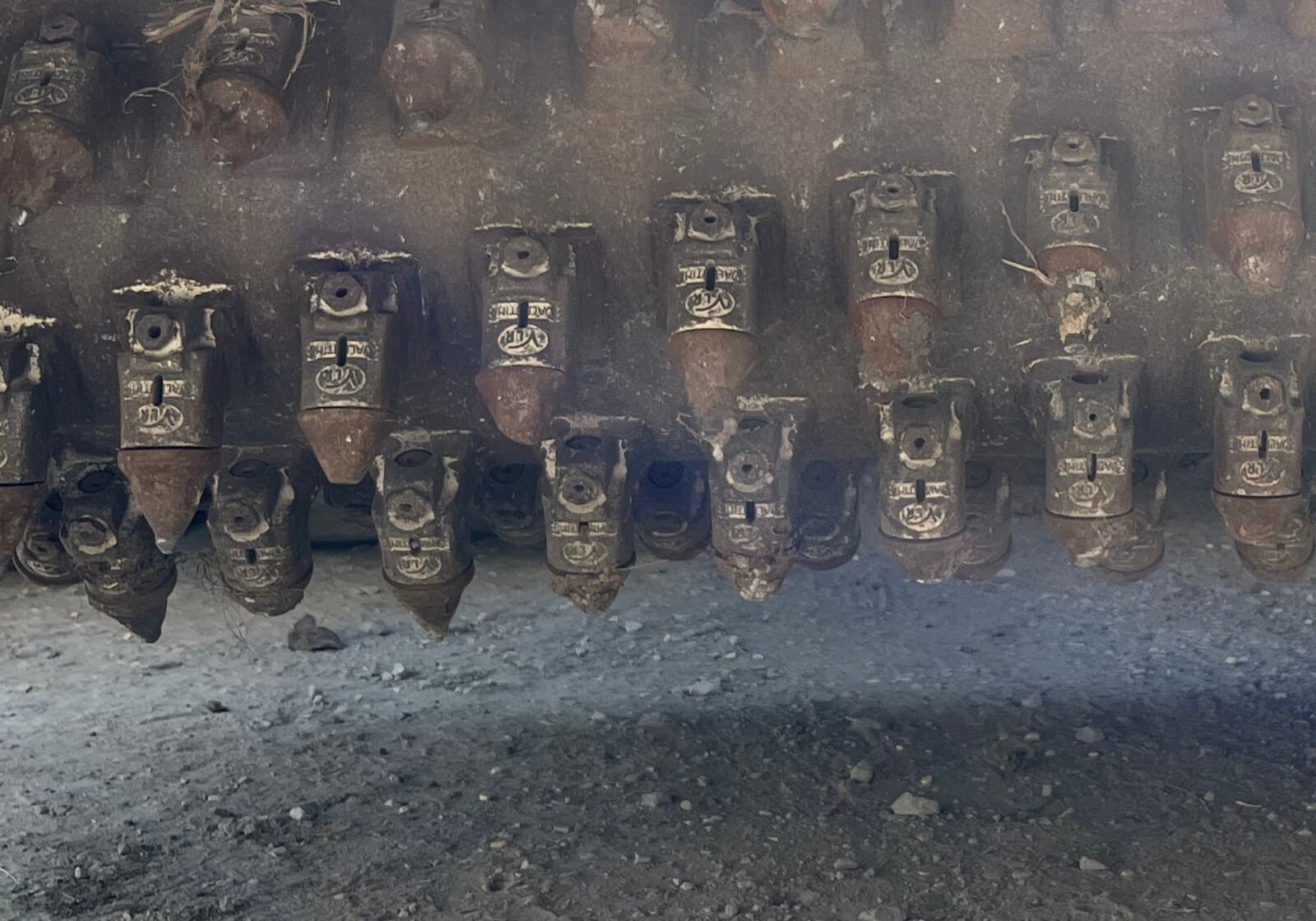 Macro de las picas del rotor con desgaste desigual y VALENTINI grabado en los portapicas