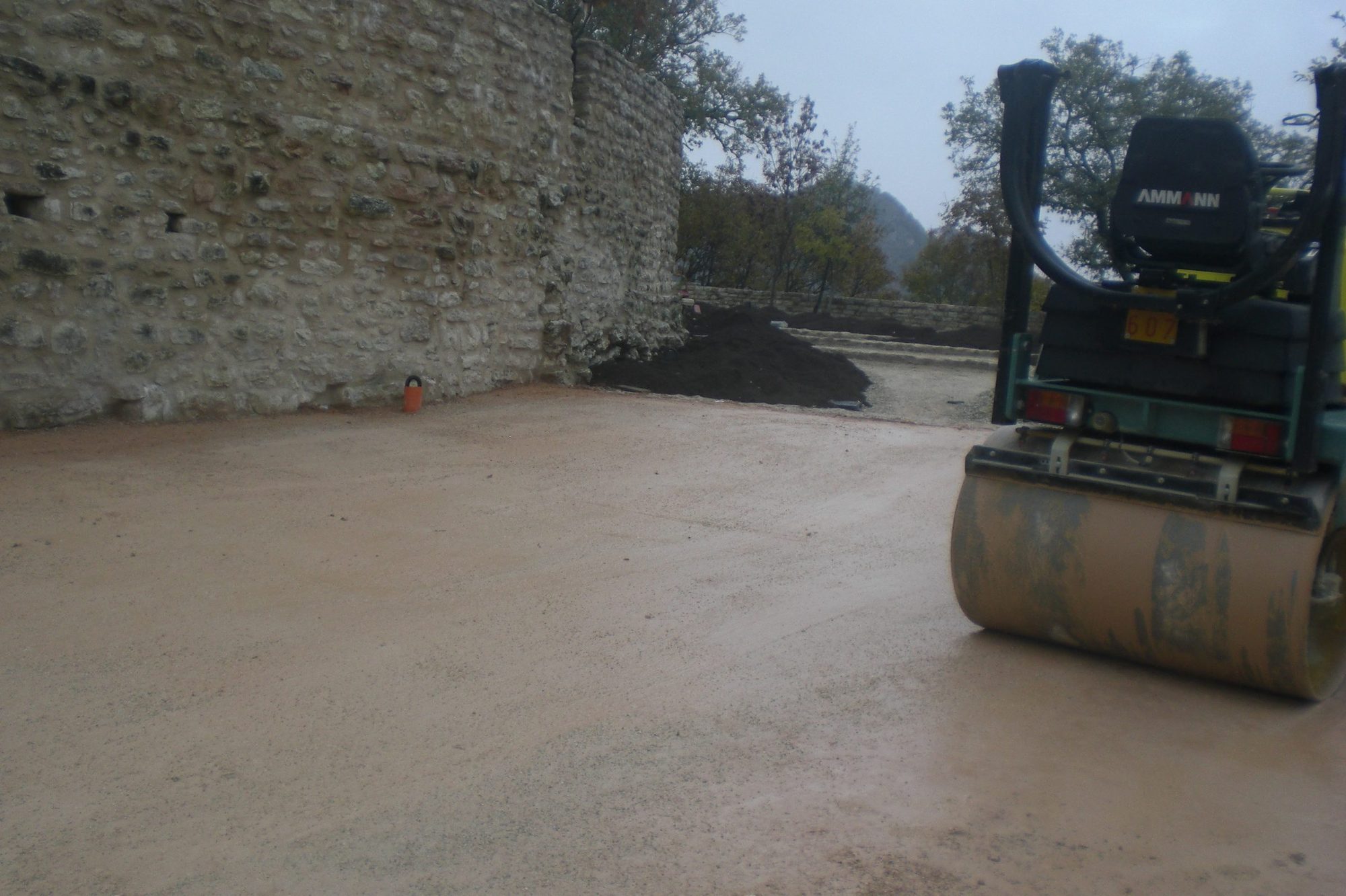 Rodillo compactador sobre una base recién estabilizada