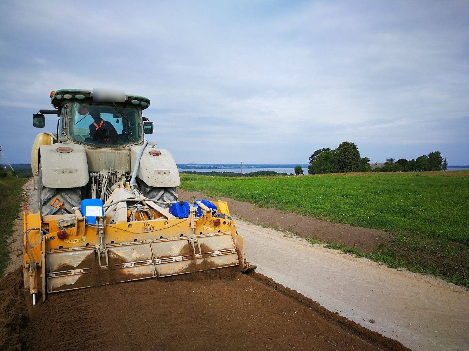 Trituradora de piedra Valentini rehabilitando un camino rural; a la derecha, el tramo ya terminado