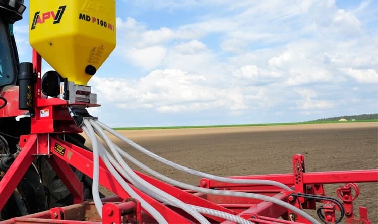 Multidosificador APV MDP 100 M1 con sus mangueras sobre la sembradora