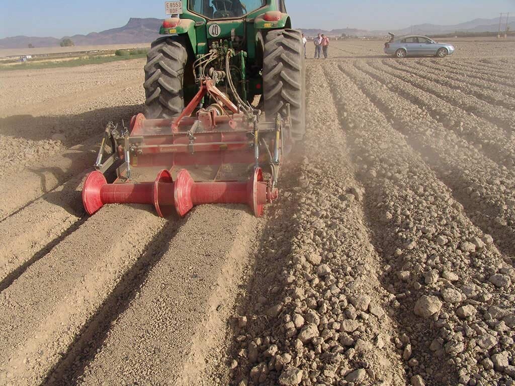 Massano RSC formando dos camas en suelo recién trabajado