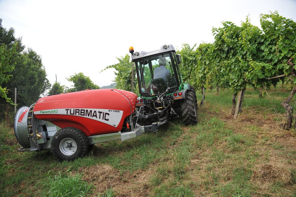 Turbmatic Defender MK2 81/1000 jalado por tractor en viñedo