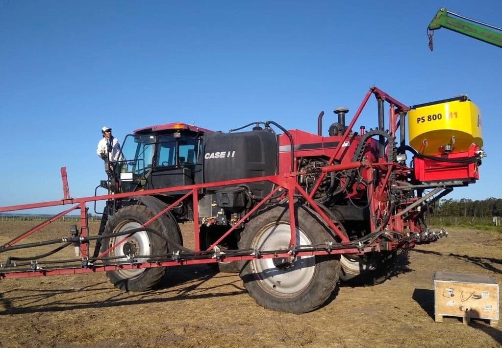 APV PS 800 M1 montada en un pulverizador autopropulsado rojo