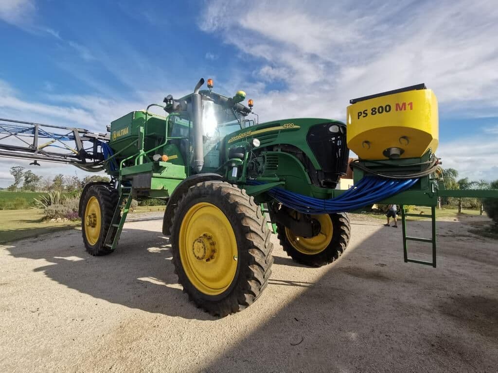 APV PS 800 M1 montada en un pulverizador autopropulsado verde