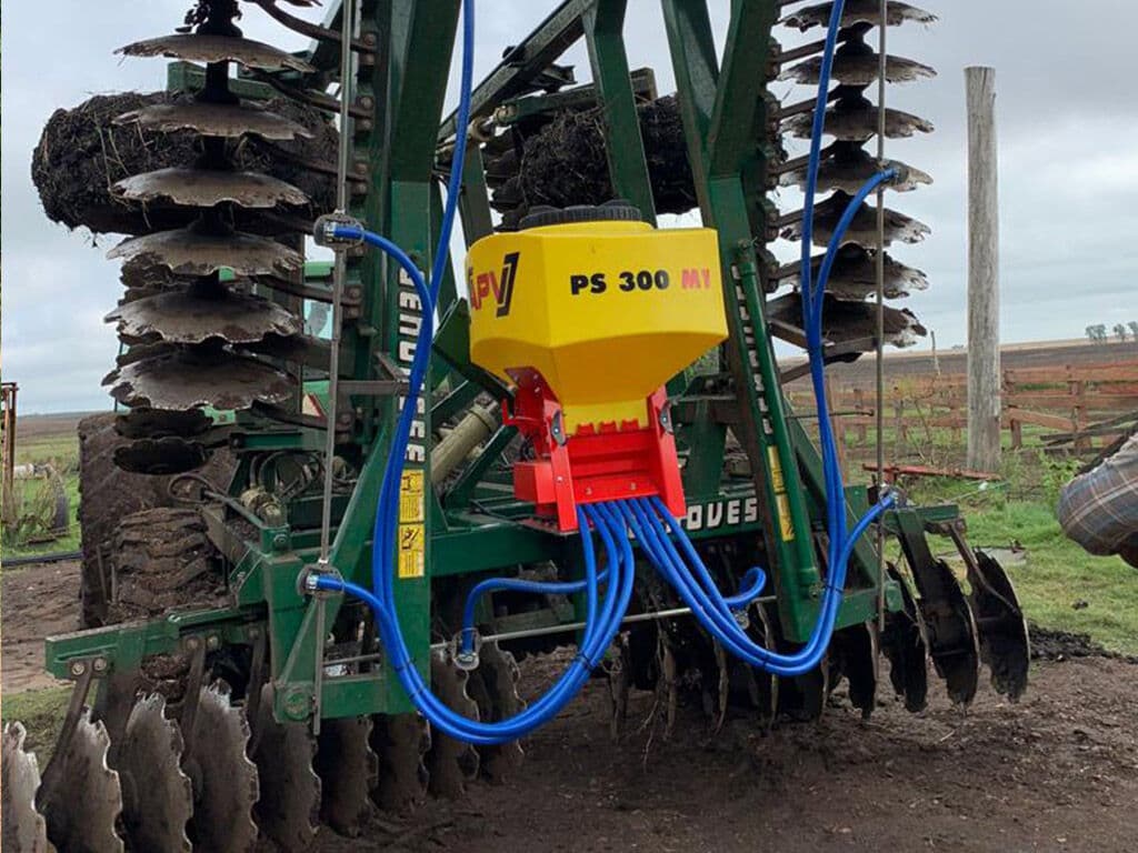 APV PS 300 M1 con mangueras azules sobre una rastra de discos pesada
