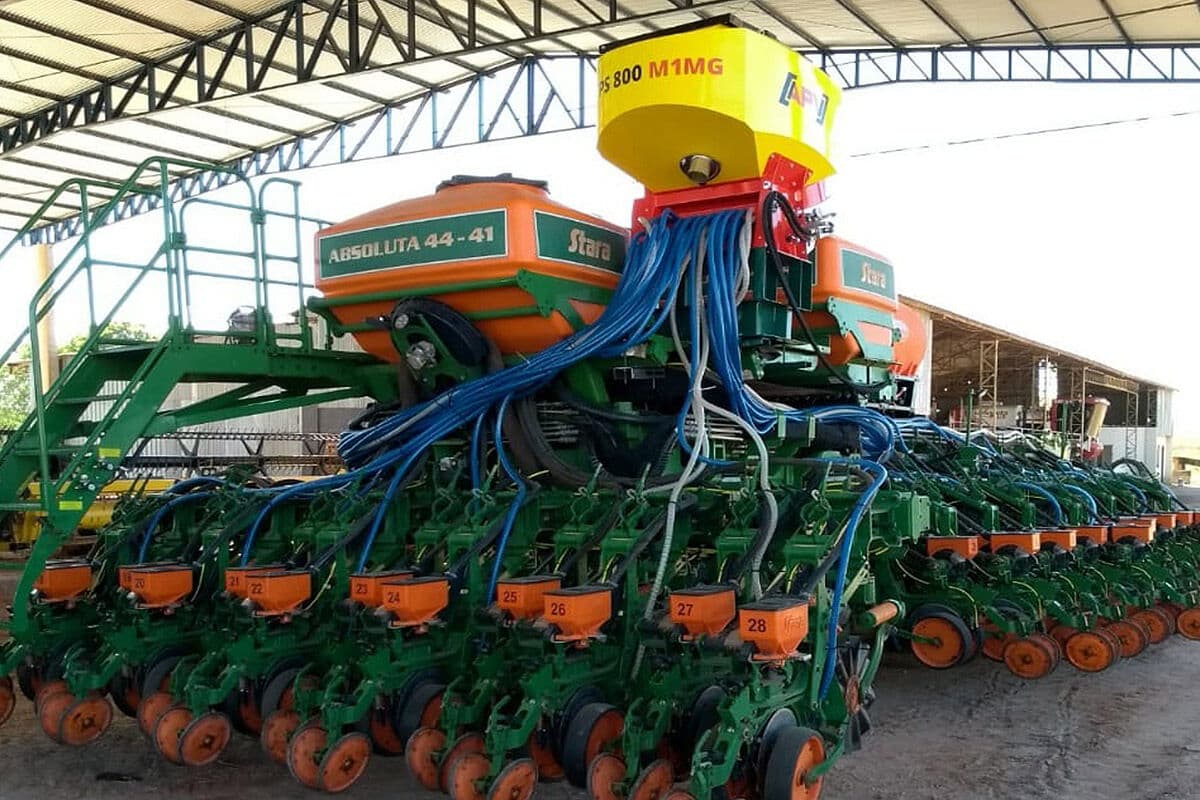 APV PS 800 M1 alimentando una sembradora de precisión de muchas hileras