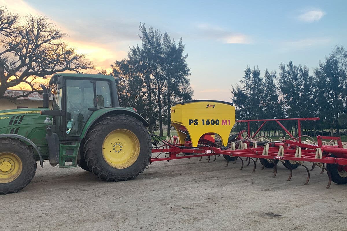 APV PS 1600 M1 sobre un vibrocultivador rojo con tractor verde al atardecer