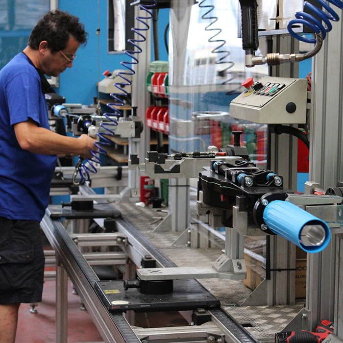 Línea de ensamble y banco de pruebas en la fábrica de Bolonia