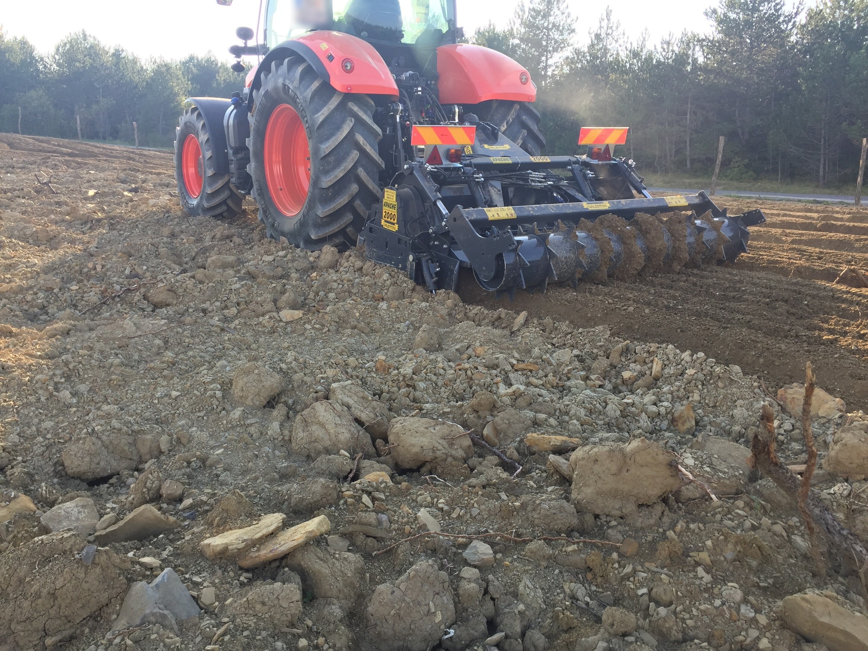 Valentini APACHE 2000 dejando trabajado un terreno pedregoso