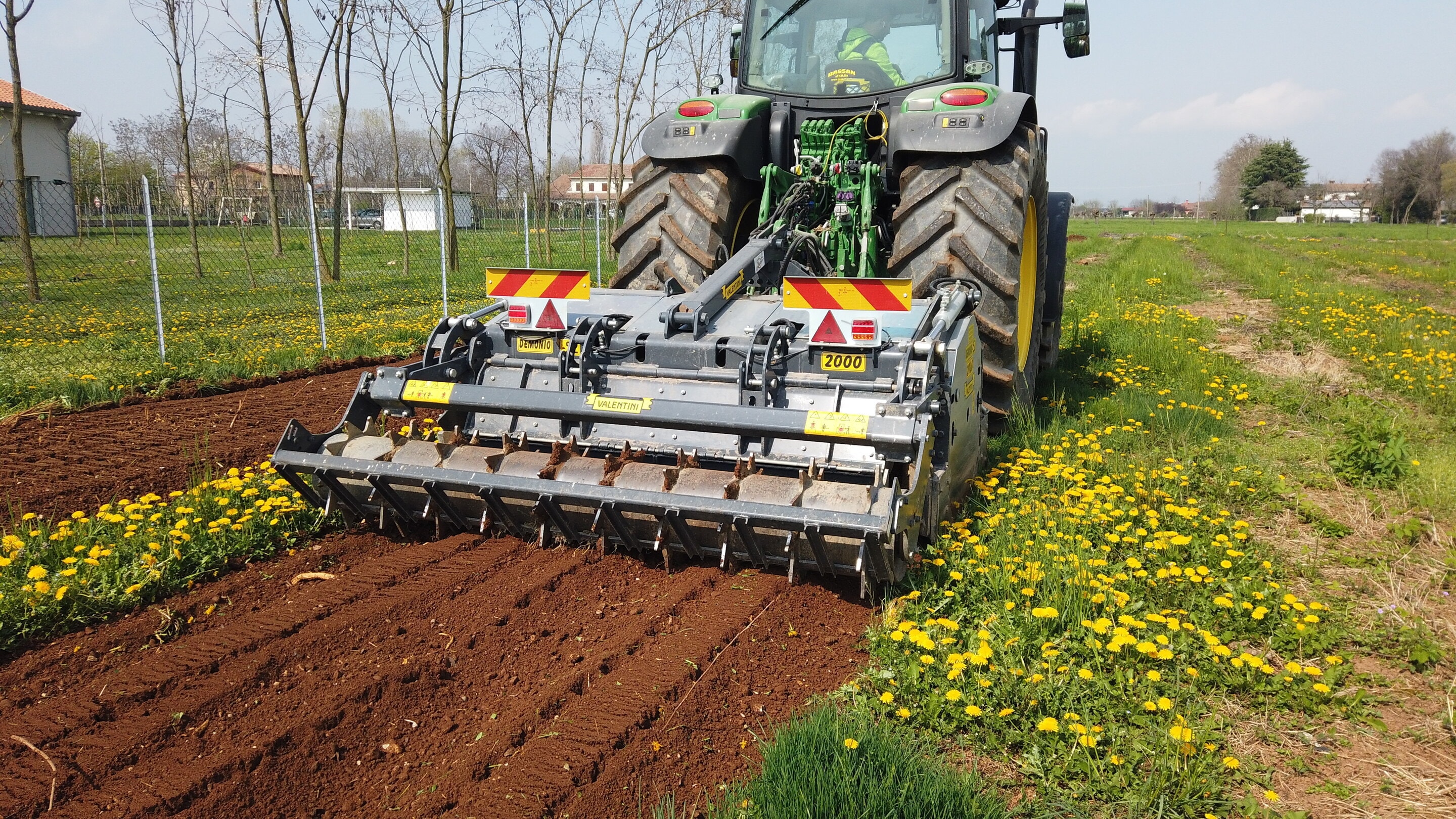 Valentini DEMONIO S2 2000 entre la vegetación en pie y el suelo trabajado