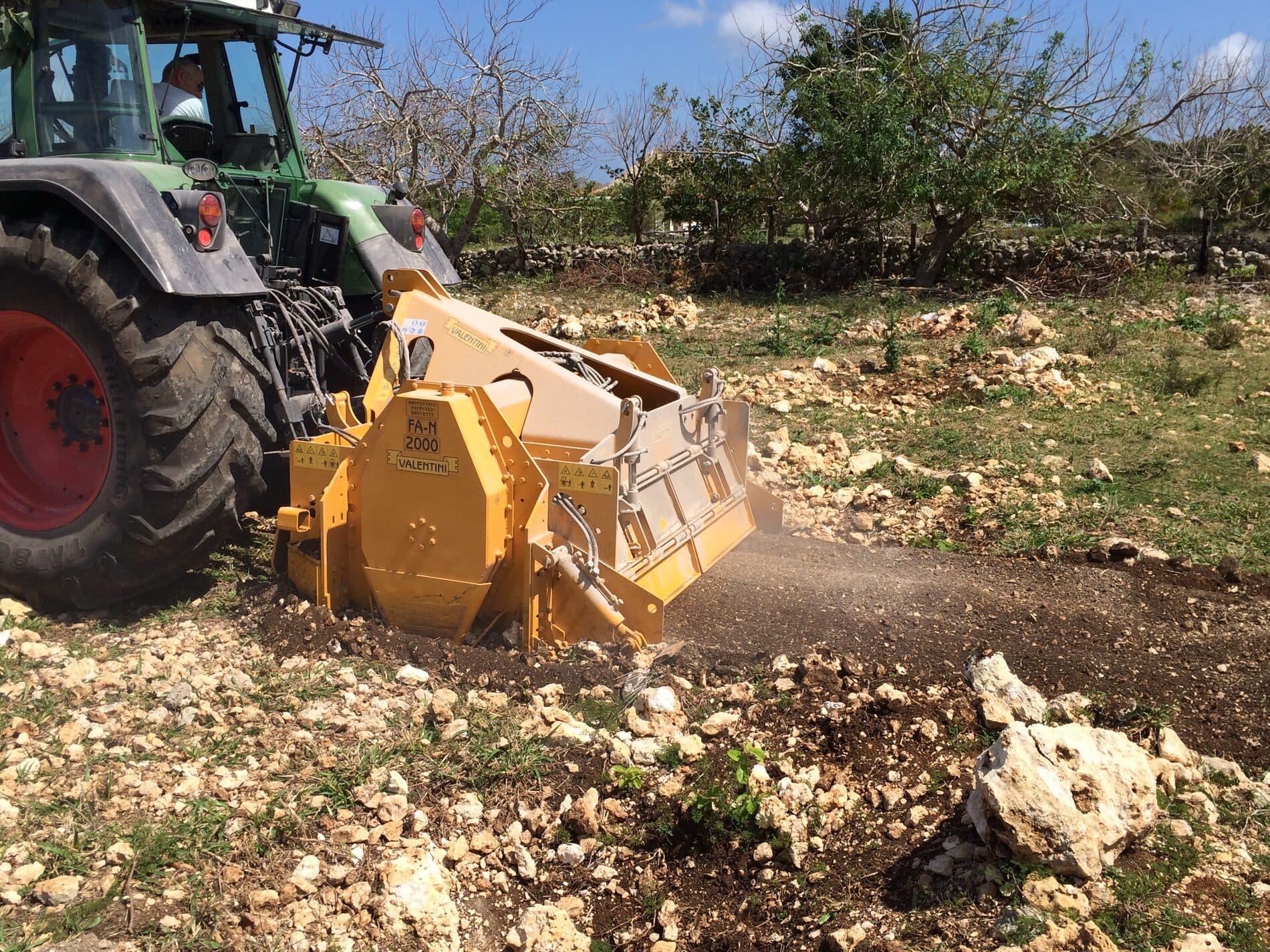 Trituradora de piedra Valentini ATTILA trabajando en campo