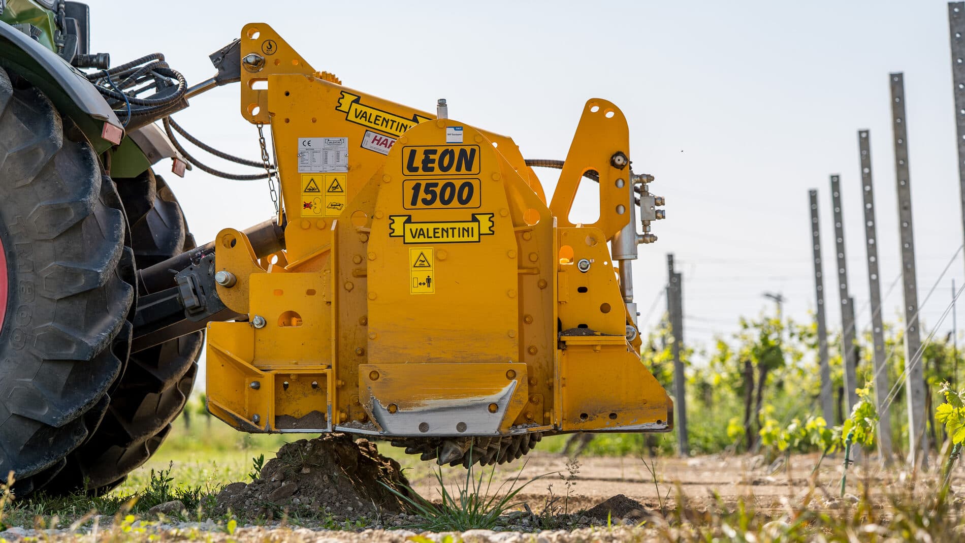 Valentini LEON 1500 triturando piedra en la preparación de un viñedo