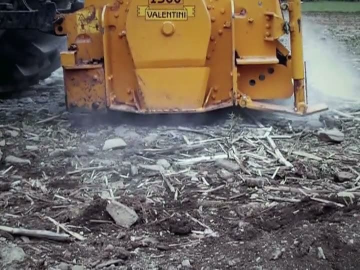 Valentini FR 1500 triturando pencas de agave