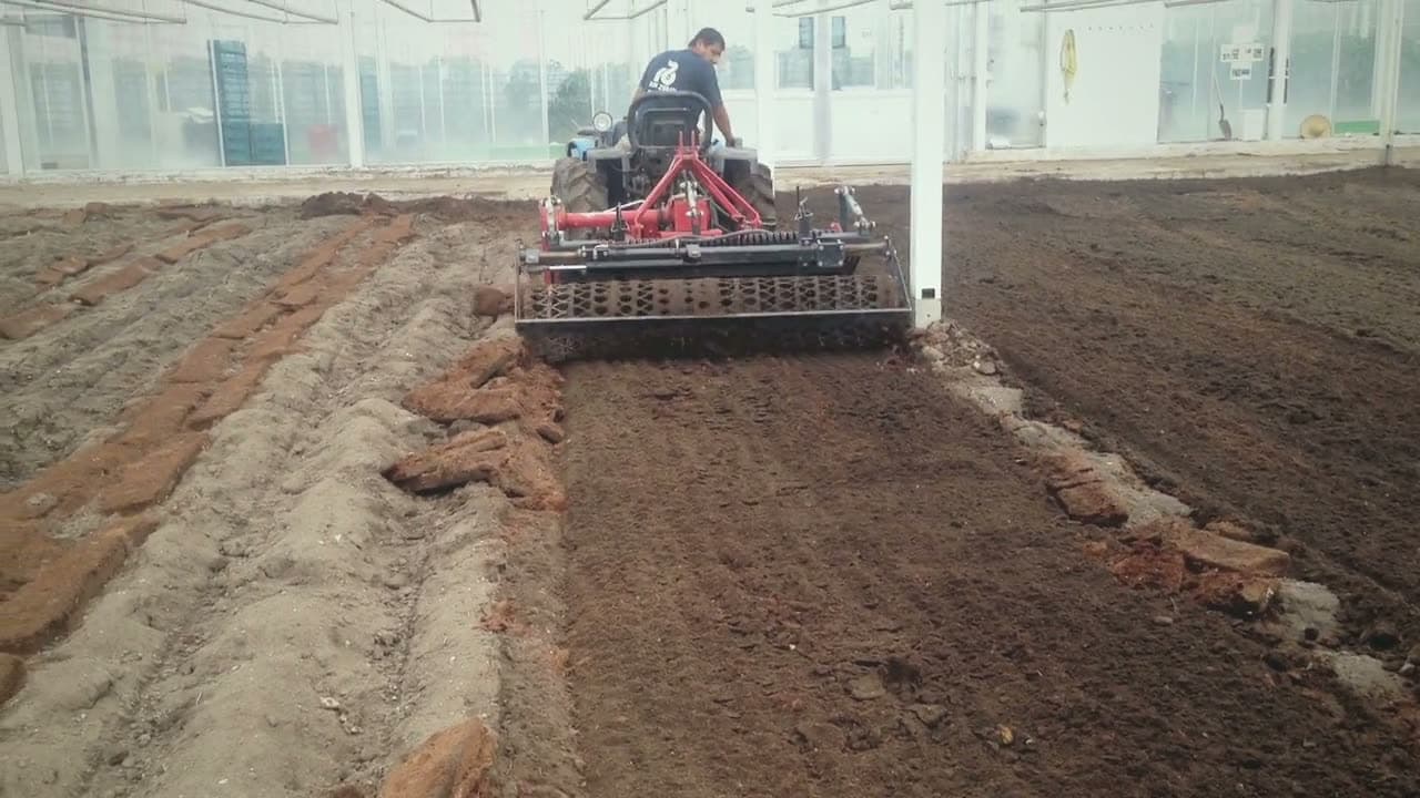 Massano Rotostone preparando la cama en invernadero