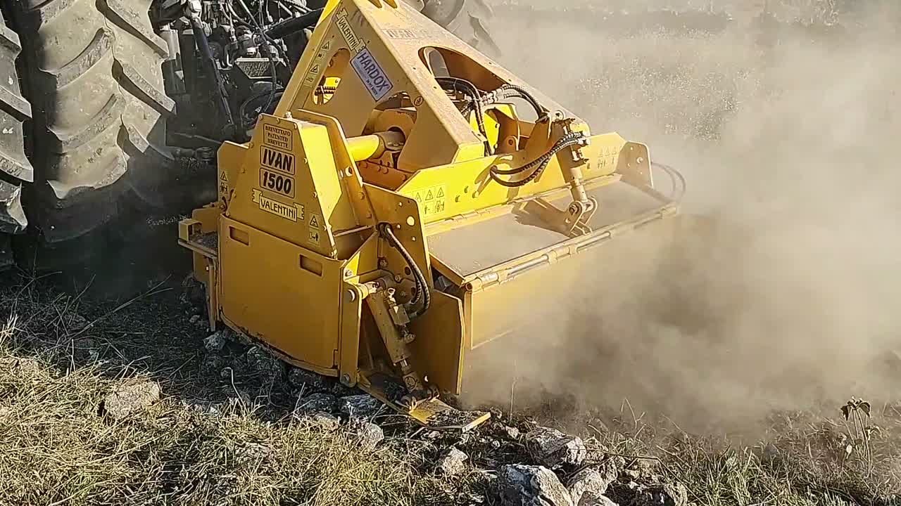 IVAN 1500 triturando piedra en Pénjamo, Guanajuato