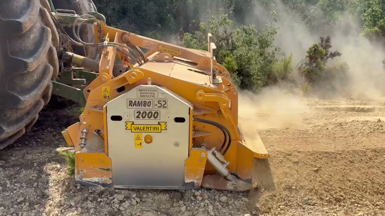 RAMBO S2 2000 triturando piedra en España