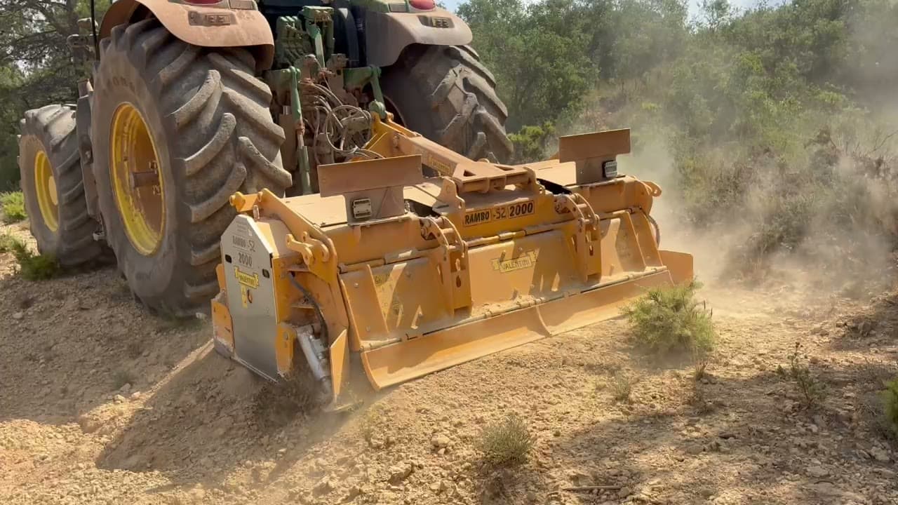 RAMBO S2 2000 abriendo terreno pedregoso con matorral en España